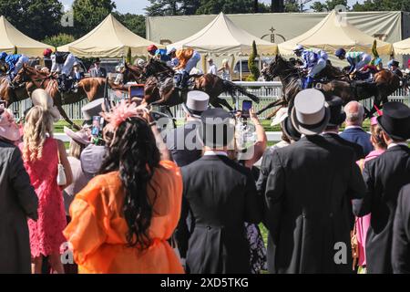 Ascot, Berkshire, Großbritannien. Juni 2024. Racegoer im Royal Enclosure während des Gold Cup-Rennens. Racegoers am Ladies Day (3. Tag) von Royal Ascot. Elegante Herren in formeller Kleidung und Damen, oft in Kleidern und ausgeklügelten Hutkreationen, können Sie sehen, wie sie ankommen und sich mischen, bevor Sie zu den Rennen gehen. Stockfoto