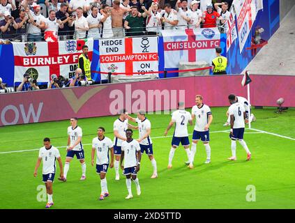 20. Juni 2024, Hessen, Frankfurt/Main: Fußball, UEFA Euro 2024, Europameisterschaft, Dänemark - England, Vorrunde, Gruppe C, Spieltag 2, Frankfurt Arena, der Engländer Harry Kane (3. von rechts) feiert mit seinen Teamkollegen sein 1:0 Tor. Foto: Uwe Anspach/dpa Stockfoto