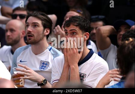 England Fans reagieren auf Dänemarks erstes Tor im 4theFans Greenwich Fan Park in London, als sie das Spiel der Gruppe C der UEFA Euro 2024 zwischen Dänemark und England sehen. Bilddatum: Donnerstag, 20. Juni 2024. Stockfoto