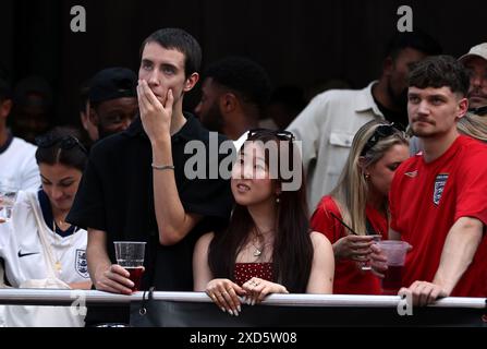 England Fans reagieren auf Dänemarks erstes Tor im 4theFans Greenwich Fan Park in London, als sie das Spiel der Gruppe C der UEFA Euro 2024 zwischen Dänemark und England sehen. Bilddatum: Donnerstag, 20. Juni 2024. Stockfoto