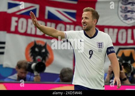 Frankfurt, Deutschland. Juni 2024. Der Engländer Harry Kane feiert, nachdem er 0-1 Tore während des Fußballspiels der EM 2024 zwischen Dänemark und England in der Frankfurt Arena erzielt hat – Donnerstag, den 20. Juni 2024. Sport - Fußball . (Foto: Spada/LaPresse) Credit: LaPresse/Alamy Live News Stockfoto