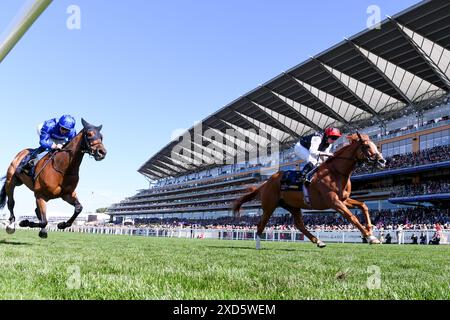 Ascot Racecourse, Berkshire, Großbritannien. Juni 2024. Royal Ascot Horse Racing, Ladies Day 3; Kyprios geritten von Ryan Moore trainiert von Einem P O'Brien schlägt Trawlerman geritten von William Buick trainiert von John &amp; Thady Gosden an die Linie und gewinnt Rennen 4; The Gold Cup Credit: Action Plus Sports/Alamy Live News Stockfoto