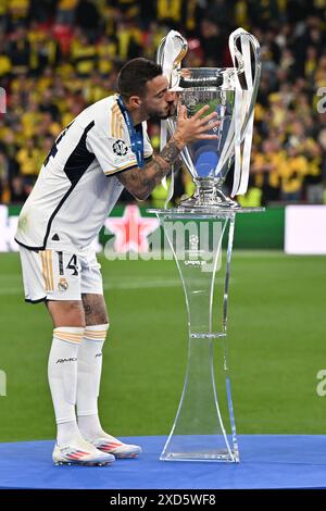 London, Großbritannien. Juni 2024. Joselu (14) von Real Madrid küsst die Pokaltrophäe, nachdem er ein Fußballspiel zwischen der Deutschen Borussia Dortmund und dem spanischen Real Madrid CF im UEFA Champions League-Finale der Saison 2023-24 am Sonntag, den 1. Juni 2024 in London gewonnen hatte. Quelle: Sportpix/Alamy Live News Stockfoto