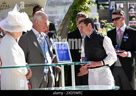 Ascot Racecourse, Berkshire, Großbritannien. Juni 2024. Royal Ascot Horse Racing, Ladies Day 3; HRH King Charles III und Queen Camilla präsentieren dem Sieger Ryan Moore seine Trophäe nach dem Sieg von Rennen 4; den Gold Cup auf Kyprios Credit: Action Plus Sports/Alamy Live News Stockfoto