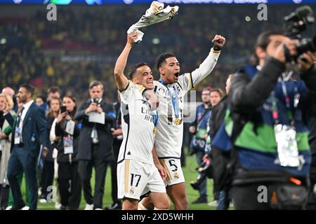 London, Großbritannien. Juni 2024. Die Spieler von Real Madrid mit Lucas Vazquez (17) von Real Madrid und Jude Bellingham (5) von Real Madrid feiern, nachdem sie ein Fußballspiel zwischen der Deutschen Borussia Dortmund und dem spanischen Real Madrid CF im UEFA Champions League-Finale der Saison 2023-24 am Sonntag, den 1. Juni 2024 in London gewonnen haben. Vereinigtes Königreich . Quelle: Sportpix/Alamy Live News Stockfoto