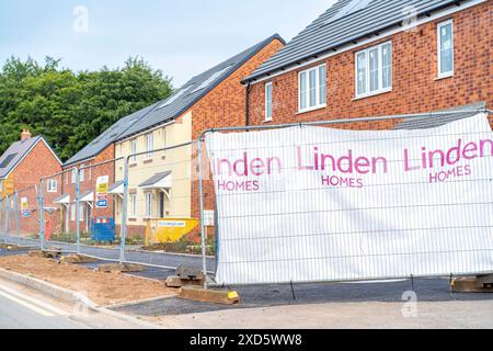 Entwicklung neuer Wohnhäuser im Bau auf einem britischen Grundstück, das von Linden Homes gebaut wird. Stockfoto