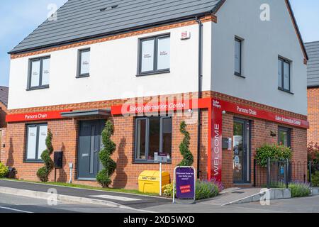 Das Taylor Wimpey Homes Sales Information Centre baut auf dem neuen Wohnbaugebiet „Parsons Chain“ in den Midlands, Großbritannien. Stockfoto