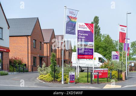 Taylor Wimpey Homes Verkaufsinformationen Schild außerhalb des Verkaufsbüros und zeigen Häuser bei Parsons Chain New Housing Development, Stourport-on-Severn, Worcs, Großbritannien. Stockfoto