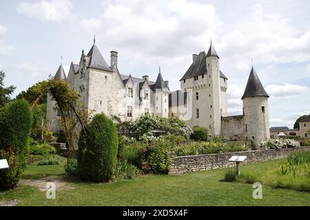 Château du Rivau: Französisches Renaissanceschloss im Loire-Tal, Touraine mit Rosengärten und Märchengärten. Lémeré, Frankreich. Juni, Sommer. Stockfoto