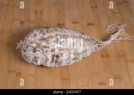 Jésus de Lyon auf einem hölzernen Schneidebrett, eine trockene Schweinefleisch-Wurst in Form einer Birne, ist ein Markenzeichen von Lyons Wurst und Gastronomie. Stockfoto