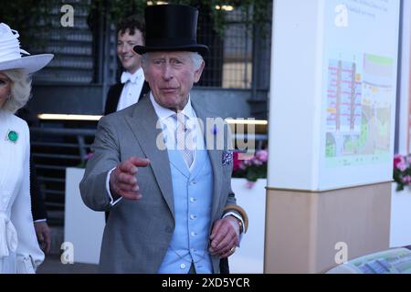 Das Royal Ascot England Großbritannien 20. Juni 2024 König Charles III und Königin Camilla machen am 3. Tag von Royal Ascot eine große Ausfahrt, während der König den Teilnehmern warm die Hände schüttelt und Eleganz und Tradition verkörpert. Credit: Anfisa Polyushkevych/Alamy Live News Stockfoto