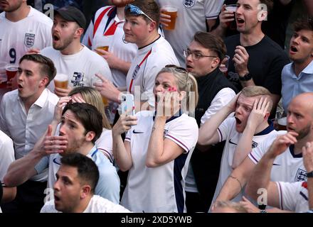 England Fans im 4theFans Greenwich Fan Park in London sehen das Spiel der Gruppe C der UEFA Euro 2024 zwischen Dänemark und England. Bilddatum: Donnerstag, 20. Juni 2024. Stockfoto