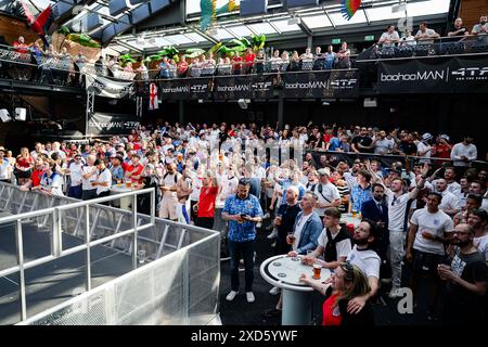 LONDON, VEREINIGTES KÖNIGREICH. Juni 24. Die England Fans während des 4The Fans Fan Park in Greenwich im Studio 388, Greenwich am Donnerstag, 20. Juni 2024. LONDON ENGLAND. Quelle: Taka G Wu/Alamy Live News für 4The Fans Fan Park in Greenwich Stockfoto