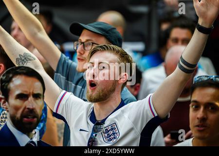 LONDON, VEREINIGTES KÖNIGREICH. Juni 24. Die England-Fans feierten, nachdem England am Donnerstag, den 20. Juni 2024, ihr erstes Tor beim 4the Fan Park in Greenwich im Studio 388 in Greenwich erzielte. LONDON ENGLAND. Quelle: Taka G Wu/Alamy Live News für 4The Fans Fan Park in Greenwich Stockfoto