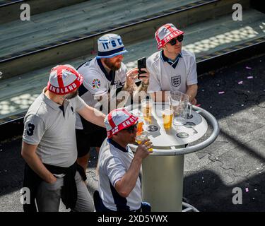 LONDON, VEREINIGTES KÖNIGREICH. Juni 24. Die England Fans während des 4The Fans Fan Park in Greenwich im Studio 388, Greenwich am Donnerstag, 20. Juni 2024. LONDON ENGLAND. Quelle: Taka G Wu/Alamy Live News für 4The Fans Fan Park in Greenwich Stockfoto