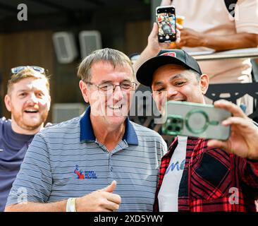 LONDON, VEREINIGTES KÖNIGREICH. Juni 24. Fans machen Fotos mit dem ehemaligen Southampton F. C-Spieler Matt Le Tissier während des 4The Fans Fan Park in Greenwich im Studio 388, Greenwich am Donnerstag, 20. Juni 2024. LONDON ENGLAND. Quelle: Taka G Wu/Alamy Live News für 4The Fans Fan Park in Greenwich Stockfoto