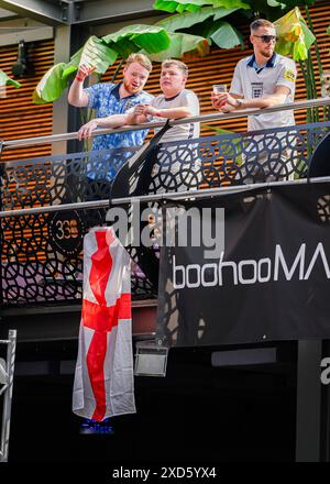 LONDON, VEREINIGTES KÖNIGREICH. Juni 24. Die England Fans während des 4The Fans Fan Park in Greenwich im Studio 388, Greenwich am Donnerstag, 20. Juni 2024. LONDON ENGLAND. Quelle: Taka G Wu/Alamy Live News für 4The Fans Fan Park in Greenwich Stockfoto