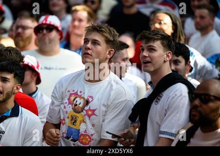 LONDON, VEREINIGTES KÖNIGREICH. Juni 24. Die England Fans während des 4The Fans Fan Park in Greenwich im Studio 388, Greenwich am Donnerstag, 20. Juni 2024. LONDON ENGLAND. Quelle: Taka G Wu/Alamy Live News für 4The Fans Fan Park in Greenwich Stockfoto