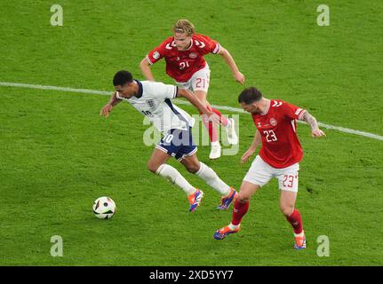 Der Englands Jude Bellingham (links) kämpft gegen den Dänen Morten Hjulmand (Mitte) und Pierre-Emile Hojbjerg während des Spiels zur UEFA Euro 2024 in der Frankfurt Arena. Bilddatum: Donnerstag, 20. Juni 2024. Stockfoto