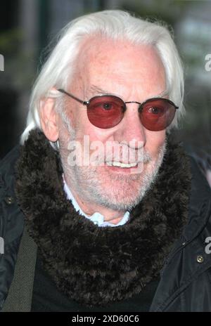 Donald Sutherland ist verstorben. DONALD SUTHERLAND 23.04.2005 DAS 4. JÄHRLICHE TRIBECA FILM FESTIVAL PRÄSENTIERT DIE WELTPREMIERE VON AURORA BOREALIS IM REGAL BATTERY PARK NEW YORK CITY FOTO VON JOHN BARRETT/PHOTOLINK/MEDIAPUNCH Stockfoto