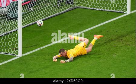 Der englische Torhüter Jordan Pickford taucht vergeblich ab, als der Dänemarks Morten Hjulmand während des Spiels zur UEFA Euro 2024 in der Frankfurt Arena sein erstes Tor erzielte. Bilddatum: Donnerstag, 20. Juni 2024. Stockfoto