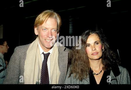 Donald Sutherland ist verstorben. Donald Sutherland und Francine Racette Credit: Ralph Dominguez/MediaPunch Stockfoto