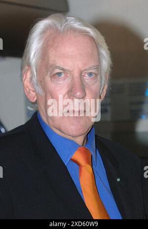 Dateifoto vom 09/05 von Donald Sutherland in Pride & Prejudice UK Premiere Odeon Leicester Square. Der kanadische Schauspieler Donald Sutherland ist im Alter von 88 Jahren nach „langer Krankheit“ gestorben, wie sein Agent gegenüber der Nachrichtenagentur PA bestätigte. Ausgabedatum: Donnerstag, 20. Juni 2024. Stockfoto