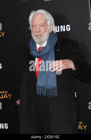 Donald Sutherland ist verstorben. NEW YORK, NY - 18. NOVEMBER: Donald Sutherland beim New York Special Screening von „The Hunger Games : Mockingjay Part 2“ am AMC Loews Lincoln Square 13 in New York City am 18. November 2015. Gutschrift: RW/MediaPunch Stockfoto