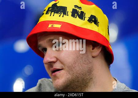 Gelsenkirchen, Deutschland. Juni 2024. Während des Spiels der UEFA Euro 2024 zwischen Spanien und Italien, Gruppe B, DATE 2, spielten die spanischen Fans am 20. Juni 2024 im Veltins-Arena-Stadion in Gelsenkirchen. (Foto: Sergio Ruiz/PRESSINPHOTO) Credit: PRESSINPHOTO SPORTS AGENCY/Alamy Live News Stockfoto