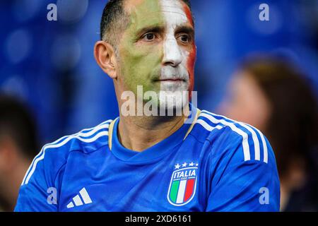 Gelsenkirchen, Deutschland. Juni 2024. Während des Spiels der UEFA Euro 2024 zwischen Spanien und Italien, Gruppe B, DATE 2, spielten die Italia Fans am 20. Juni 2024 im Veltins-Arena-Stadion in Gelsenkirchen. (Foto: Sergio Ruiz/PRESSINPHOTO) Credit: PRESSINPHOTO SPORTS AGENCY/Alamy Live News Stockfoto