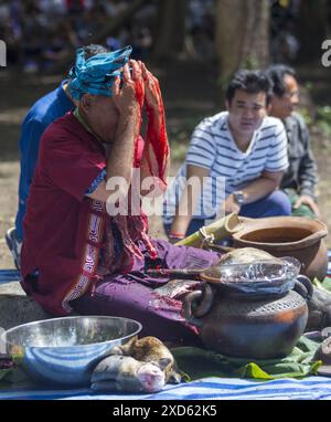 (ANMERKUNG DER REDAKTION: Bild enthält Grafikinhalte) Ein von Geistern besessener Thai-Mann wäscht sein Gesicht während des Festivals mit Büffelblut. Das Festival ist einzigartig und wird nicht oft von Außenstehenden beobachtet, sondern wird jährlich in den Ausläufern des Doi Kham Mountain veranstaltet, um zwei alten Riesengeister, Pu SAE und Ya SAE, zu ehren. (Foto: Pongmanat Tasiri / SOPA Images/SIPA USA) Stockfoto