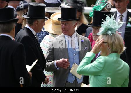 Das Royal Ascot England Großbritannien 20. Juni 2024 König Charles III und Königin Camilla kommen an einem wunderschönen sonnigen Juni-Tag in Royal Ascot an, begrüßt von Jubel und Aufregung am 3. Tag der Veranstaltung. Stockfoto