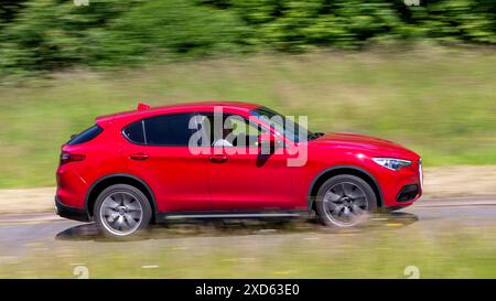 Milton Keynes, Großbritannien - 20. Juni 2024: 2019 rotes Alfa Romeo Auto fährt auf einer britischen Landstraße Stockfoto