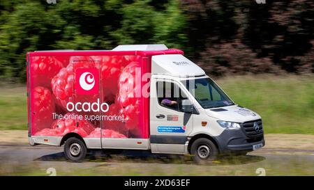 Milton Keynes, Großbritannien - 20. Juni 2024: Ocado-Lieferwagen fährt auf einer britischen Landstraße Stockfoto