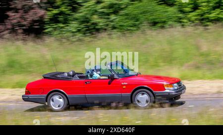 Milton Keynes, Großbritannien - 20. Juni 2024: 1990 roter Saab 900 Oldtimer, der auf einer britischen Landstraße fährt Stockfoto