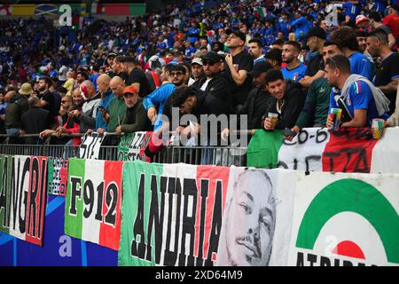 Gelsenkirchen, Deutschland. Juni 2024. Während des Spiels der UEFA Euro 2024 zwischen Spanien und Italien, Gruppe B, DATE 2, spielten die Italia Fans am 20. Juni 2024 im Veltins-Arena-Stadion in Gelsenkirchen. (Foto: Sergio Ruiz/PRESSINPHOTO) Credit: PRESSINPHOTO SPORTS AGENCY/Alamy Live News Stockfoto