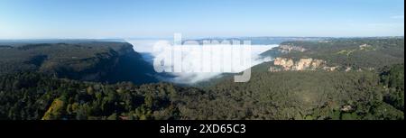 Drohnenfoto von weißen flauschigen Wolken im Jamison Valley in der Nähe der Township Wentworth Falls in den Blue Mountains in NSW, Australien. Stockfoto