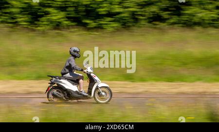 Milton Keynes, Großbritannien - 20. Juni 2024: 2022 Piaggio Liberty 125 abs Motorrad auf einer britischen Landstraße Stockfoto