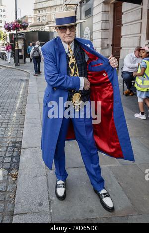 George Skeggs, bekannt als Soho George, posiert für ein Foto in London. Stockfoto