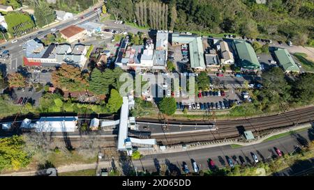 Drohnenfoto der Gebäude und des Bahnhofs in der Hauptstraße der Gemeinde Wentworth Falls in den Blue Mountains in NSW Stockfoto