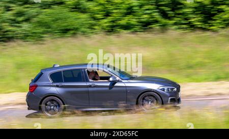 Milton Keynes, Großbritannien - 20. Juni 2024: 2019 grauer BMW 1er Kombi M140I fährt auf einer britischen Landstraße Stockfoto