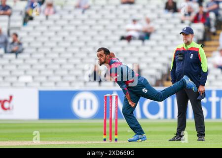 Birmingham, Großbritannien. Juni 2024. Saif Zaib spielte im Actionbowling während des Vitality T20 Blast Matches zwischen Birmingham Bears und Northamptonshire Steelbacks am 20. Juni 2024 auf dem Edgbaston Cricket Ground in Birmingham, England. Foto von Stuart Leggett. Nur redaktionelle Verwendung, Lizenz für kommerzielle Nutzung erforderlich. Keine Verwendung bei Wetten, Spielen oder Publikationen eines einzelnen Clubs/einer Liga/eines Spielers. Quelle: UK Sports Pics Ltd/Alamy Live News Stockfoto