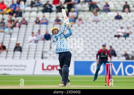 Birmingham, Großbritannien. Juni 2024. Ed Barnard trifft es auf die Grenze für 4 während des Vitality T20 Blast Matches zwischen Birmingham Bears und Northamptonshire Steelbacks am 20. Juni 2024 auf dem Edgbaston Cricket Ground in Birmingham, England. Foto von Stuart Leggett. Nur redaktionelle Verwendung, Lizenz für kommerzielle Nutzung erforderlich. Keine Verwendung bei Wetten, Spielen oder Publikationen eines einzelnen Clubs/einer Liga/eines Spielers. Quelle: UK Sports Pics Ltd/Alamy Live News Stockfoto