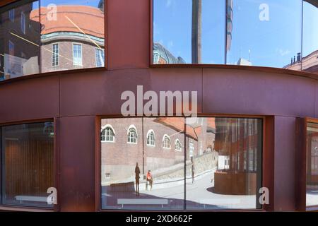 Reflexionen in den Fenstern der Schule für Architektur am Königlichen Institut für Technologie Stockholm, Schweden. Entworfen von Tham & Videgård Architect Stockfoto