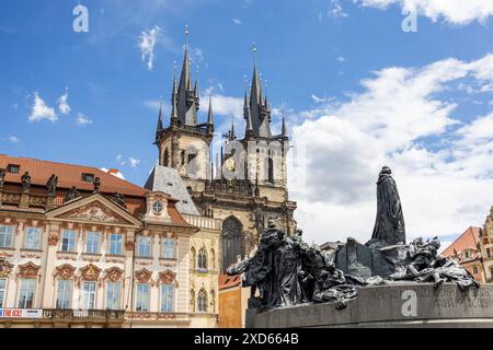 Majestätische Tyn-Kirche und Jan-Hus-Denkmal auf dem Altstädter Ring, Prag Stockfoto