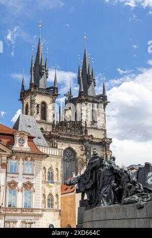 Majestätische Tyn-Kirche und Jan-Hus-Denkmal auf dem Altstädter Ring, Prag Stockfoto