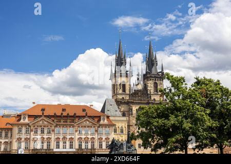 Prags Altstädter Platz mit der Kirche unserer Lieben Frau vor Týn und Jan Hus Gedenkstätte unter einem hellblauen Himmel, die historische Architektur hervorhebt Stockfoto