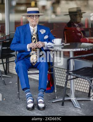 George Skeggs, bekannt als Soho George, trinkt Tee vor einem Café in London. Stockfoto