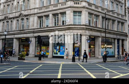 London, Vereinigtes Königreich - 10. August 2021 - die Fassade von Boots Apotheker in der Regent Street Stockfoto