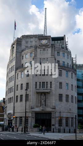 London, Vereinigtes Königreich - 10. August 2021 - die Vorderseite des BBC Radio Center in Portland Plaace Stockfoto